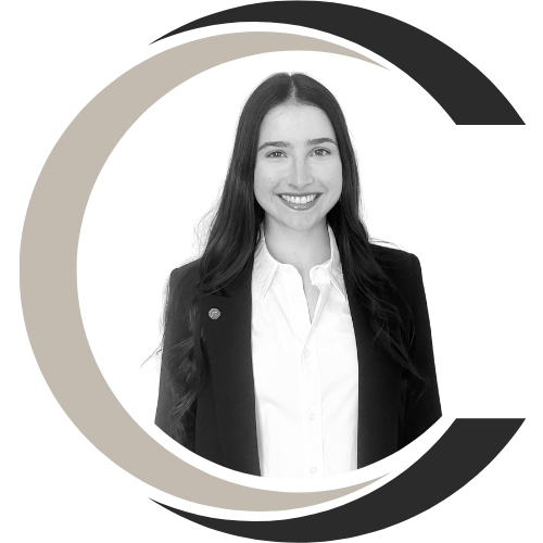 Delfina Chiesa - Abogada graduada con honores Universidad Torcuato Di Tella, especialista en derecho notarial con formación internacional